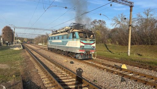 Росіяни атакували потяг у тиловій громаді Харківщини: кадри з місця