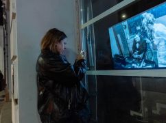 В центре Харькова на пустых витринах показывают видео о войне: выставка завершается сегодня