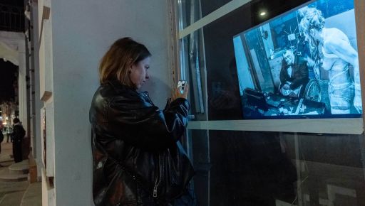 У центрі Харкова на порожніх вітринах показують відео про війну: виставка завершується сьогодні