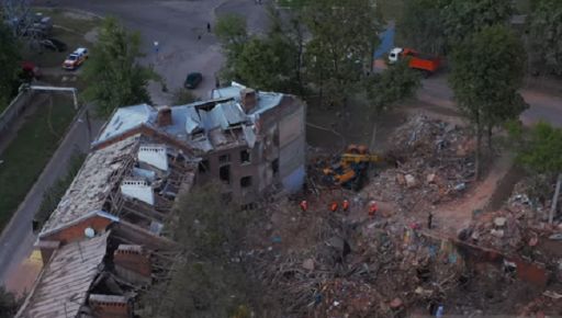 Наслідки ракетного удару по гуртожитку у Харкові зафільмували з висоти: Пронизливі кадри