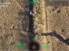 Пограничники с дрона-камикадзе "поджарили" вражескую МТЛБ в Харьковской области