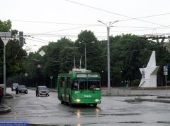 В Харькове мужчина ругался с водителем троллейбуса и разбил палкой стекло: приговор суда