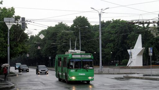 В Харькове мужчина ругался с водителем троллейбуса и разбил палкой стекло: приговор суда