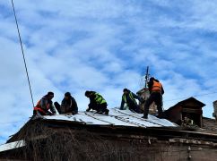 У Харкові консервують дах будинку, який 16 січня зруйнувала російська ракета
