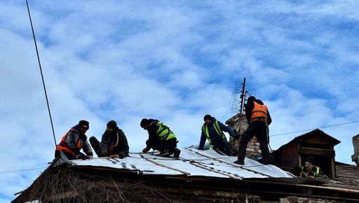 У Харкові консервують дах будинку, який 16 січня зруйнувала російська ракета