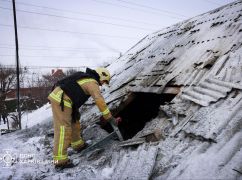 Рятувальники показали наслідки влучання ворожого дрону у харківську багатоповерхівку