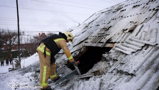 Рятувальники показали наслідки влучання ворожого дрону у харківську багатоповерхівку