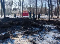 У Харківському парку показали, як ліквідовують наслідки нічного обстрілу