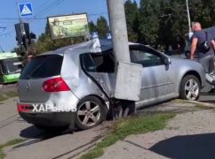 ДТП в Харькове: Машина вылетела на тротуар и врезалась в столб