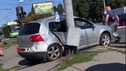 ДТП в Харькове: Машина вылетела на тротуар и врезалась в столб