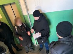 В Харькове мошенница под предлогом ремонта собирала средства с жильцов обстрелянного дома