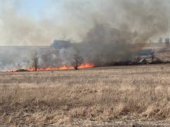 На Харьковщине горят луга: Огонь подходит к домам