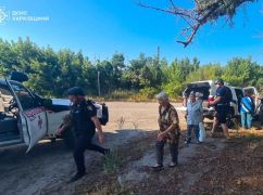 Харківські рятувальники вивезли трьох цивільних із прифронтового міста: фото з місця