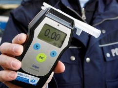 В Харькове пьяная водительница пыталась откупиться от патрульных за $300