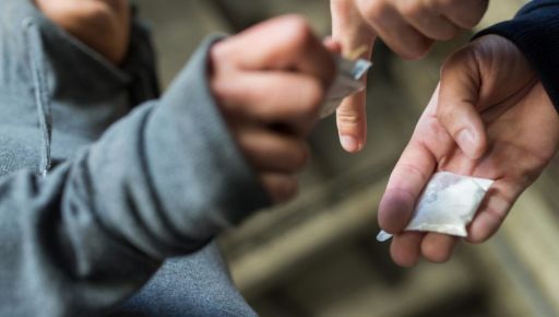На Ізюмщині затримали двох жінок, які фасували психотропи для продажу