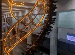 Харківське метро почали прикрашати до новорічних свят (ФОТОФАКТ)