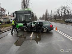 В Харькове Audi влетела в троллейбус: трое пострадавших