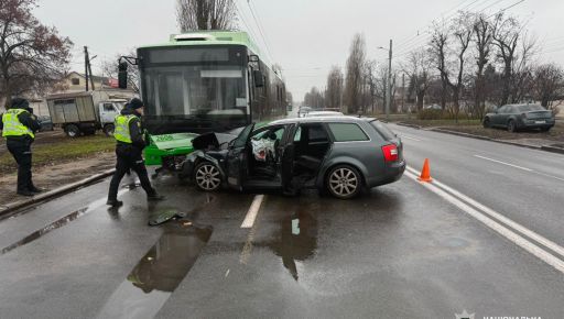У Харкові Audi влетіла в тролейбус: троє постраждалих