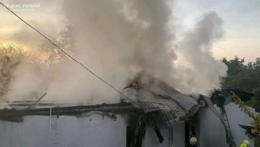 У Харкові рятувальники кілька годин тушили палаючий будинок