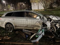 У Харкові автомобіль вилетів на дитячий майданчик: постраждали троє підлітків