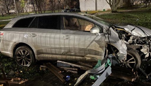 У Харкові автомобіль вилетів на дитячий майданчик: постраждали троє підлітків