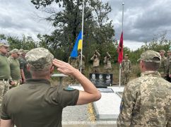 Они одними из первых защищали Харьков: Трем бойцам 92 бригады установили памятник