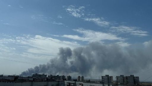 Масштабна пожежа під Харковом: у соцмережах публікують кадри диму після обстрілу