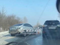 У Харкові на окружній дорозі не розминулися легковик з фурою - соцмережі