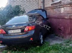 Мощное столкновение на ХТЗ: В Харькове автомобиль врезался в дом