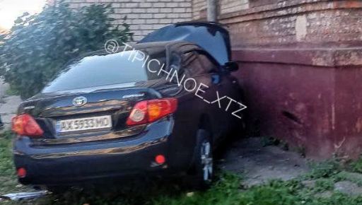 Мощное столкновение на ХТЗ: В Харькове автомобиль врезался в дом