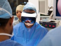 Харьковские врачи внедрили в операциях очки дополненной реальности: технологию уже используют по всей Украине