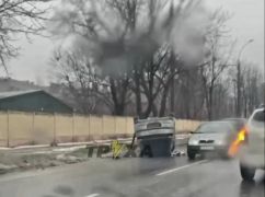 В Харькове среди дороги авто опрокинулось на крышу: Кадры с места