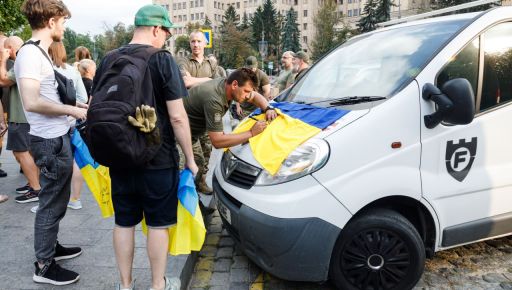 Харьковским военным передали машину "скорой", бус и внедорожники