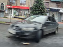 В центре Харькова врезались легковушка и автомобиль службы такси