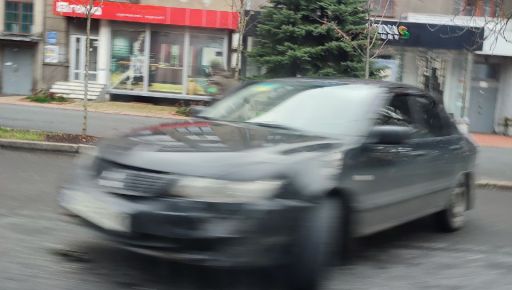 В центре Харькова врезались легковушка и автомобиль службы такси