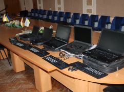 Закарпатцы передали в громаду в Харьковской области ноутбуки для детей-переселенцев