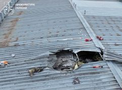 В Харькове российский беспилотник попал в крышу автомойки: кадры с места