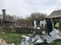В Изюме во дворе дома эксгумировали тело женщины, погибшей от российских ракет