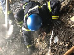 Ракетний удар по Харківщині: Рятувальники дістають людей з-під завалів