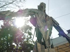 Железное "распятие": Как юноша из Харькова сделал 500-килограммовую скульптуру из российской ракеты
