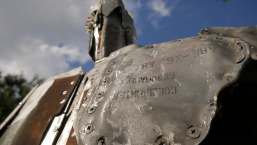 Студент харківського вишу створив скульптуру з уламків російських ракет