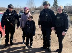 З прифронтового села на Харківщині евакуювали 9-річного хлопчика з мамою