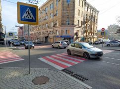 Перелетел через два автомобиля: В Харькове сбили пешехода