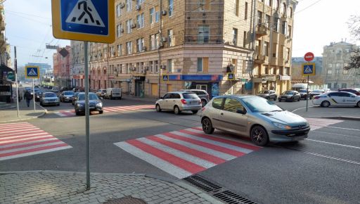 Перелетел через два автомобиля: В Харькове сбили пешехода