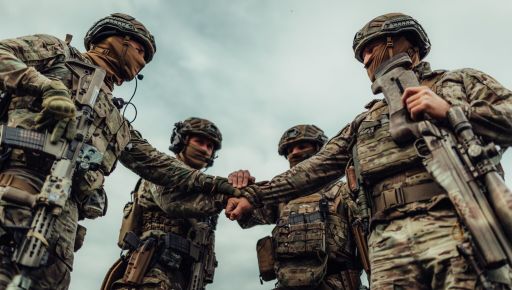Военные НГУ сняли на видео, как зачищают лес и вывозят раненого побратима в Харьковскую область