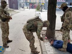 СБУ поймала мужчину, который вешал российский флаг на мэрию Харькова