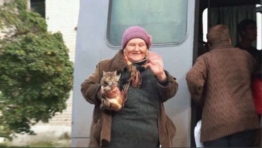 Бабусі на палицях, діти та коти: Як військові евакуюють цивільних на Харківщині 