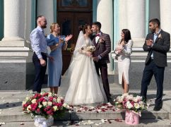 На Харківщині в один день одружилися майже 80 пар