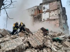 У Харкові після влучання ракети обвалився під&rsquo;їзд багатоповерхівки: під завалами можуть бути люди