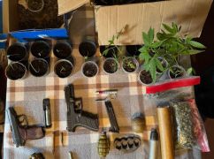 На Харківщини поліція виявила арсенал зброї та наркотики